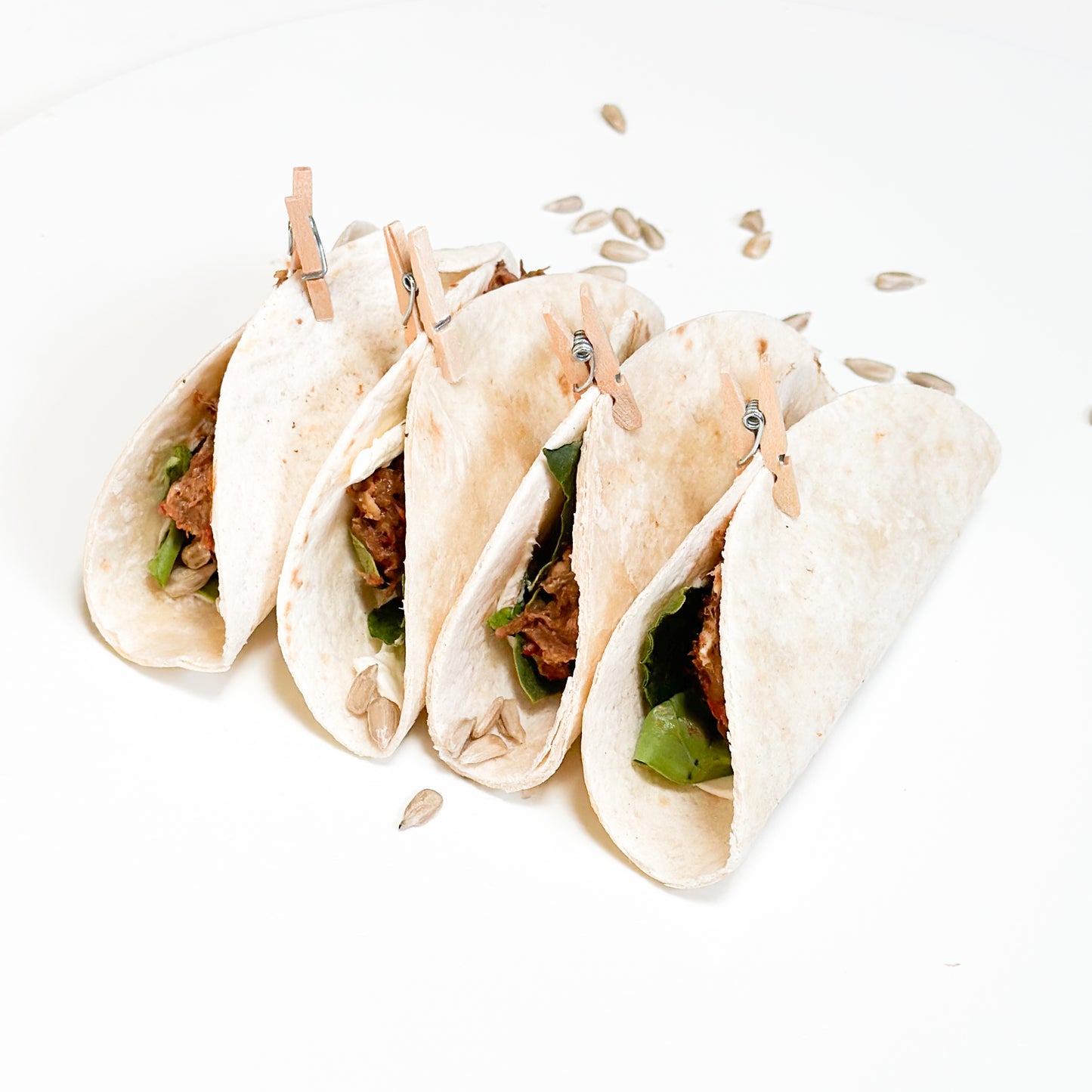 Mini wraps de carne mechada, queso y albahaca 10 cm (20 unidades)