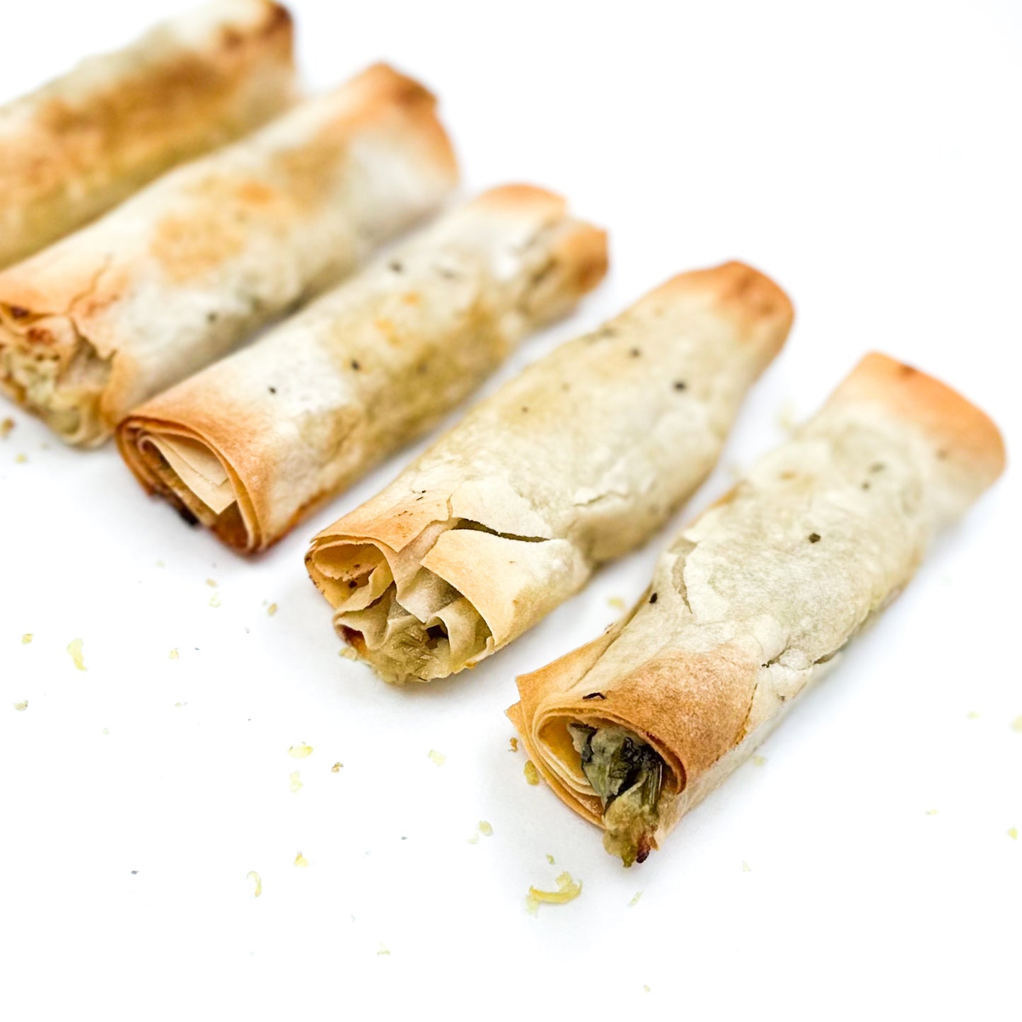 Rollitos de masa filo con alcachofa, queso de cabra y cilantro