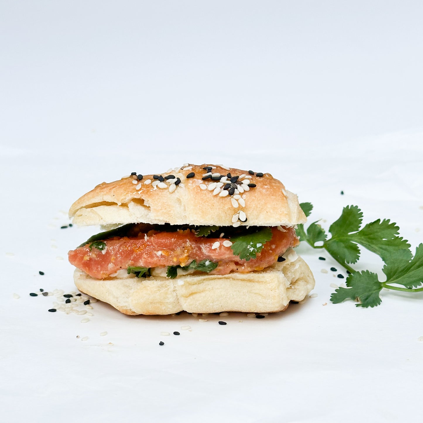 Sandwich en pan de hoja con salmón marinado en mandarina, cilantro y queso crema