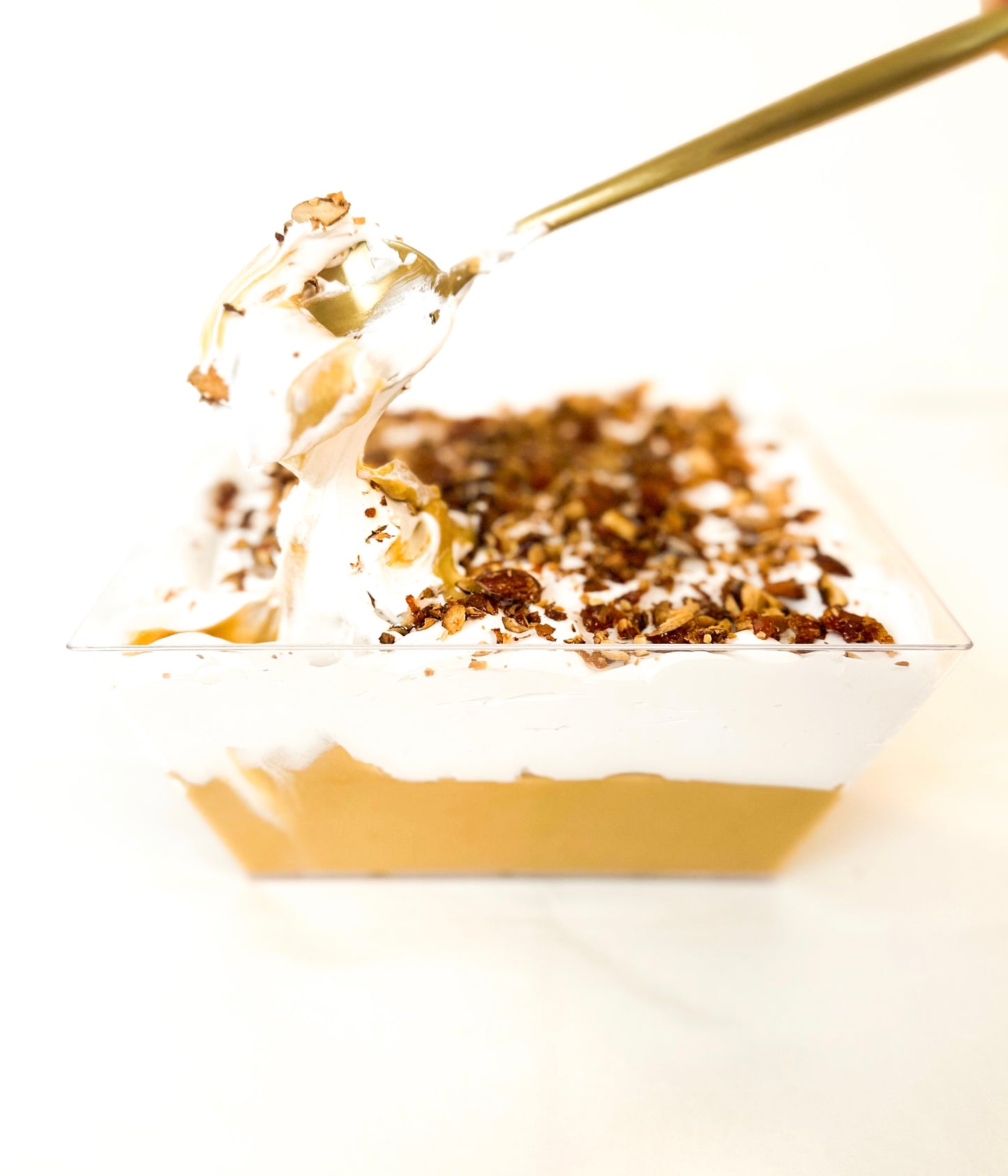 Suspiro de lúcuma con merengue italiano y almendras crocantes (familiar)