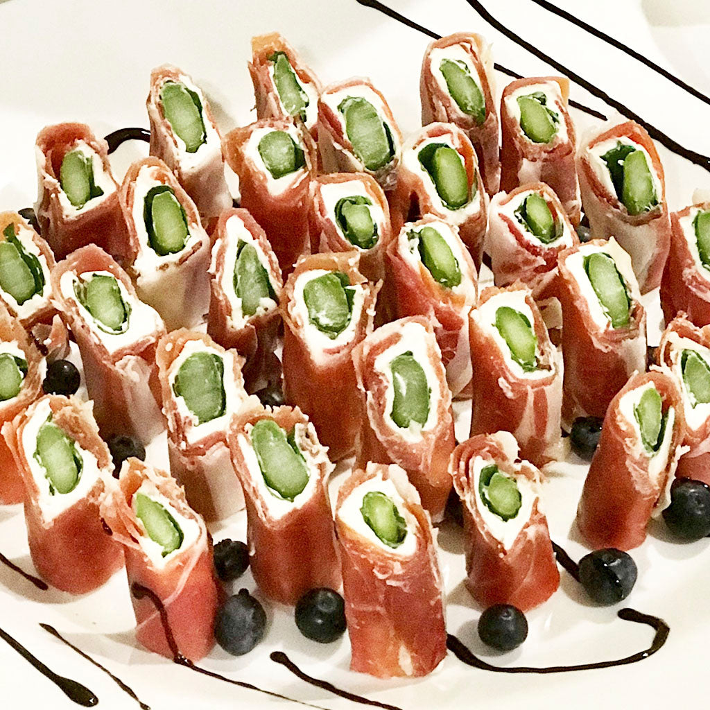 Rollos de jamón serrano con espárragos, queso crema y salsa de moras y Oporto