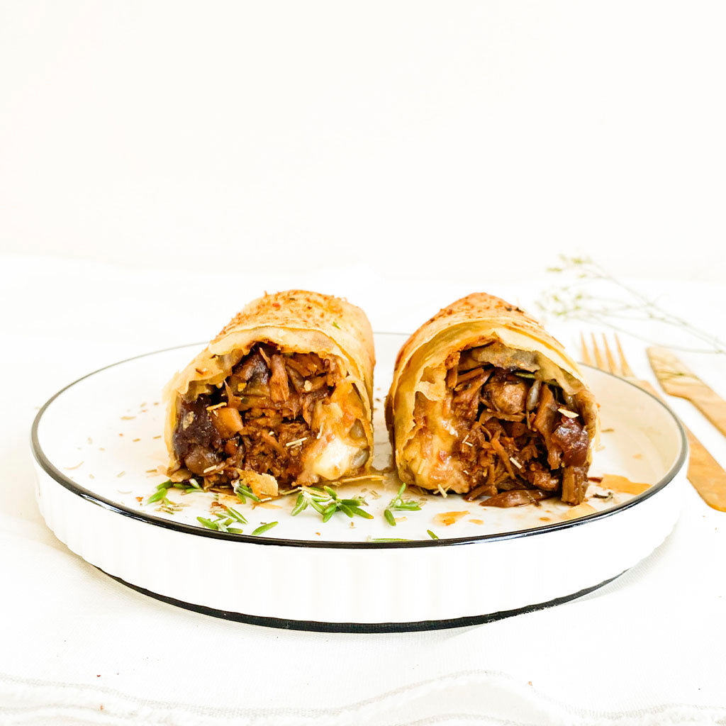 Strudel de masa filo con carne mechada, queso, tomate deshidratado y cebolla acaramelada