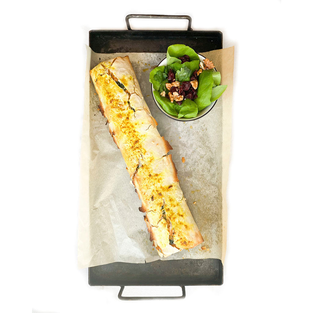 Strudel de masa filo con carne mechada, queso, tomate deshidratado y cebolla acaramelada