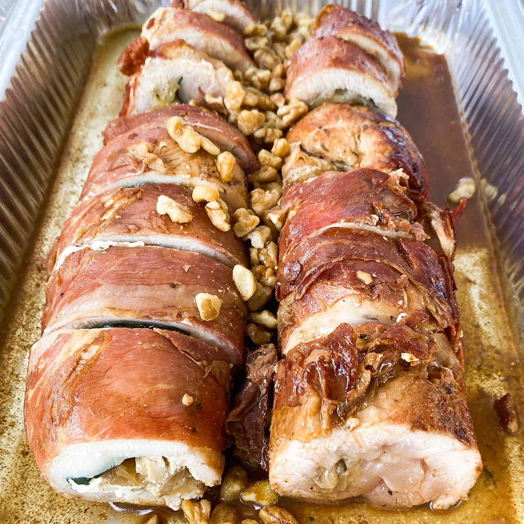 Pollo relleno con manzana y cebolla envuelto en jamón serrano