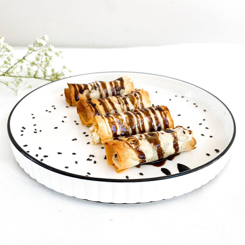 Rollitos de masa filo con queso azul, peras y nueces / Reducción de aceto