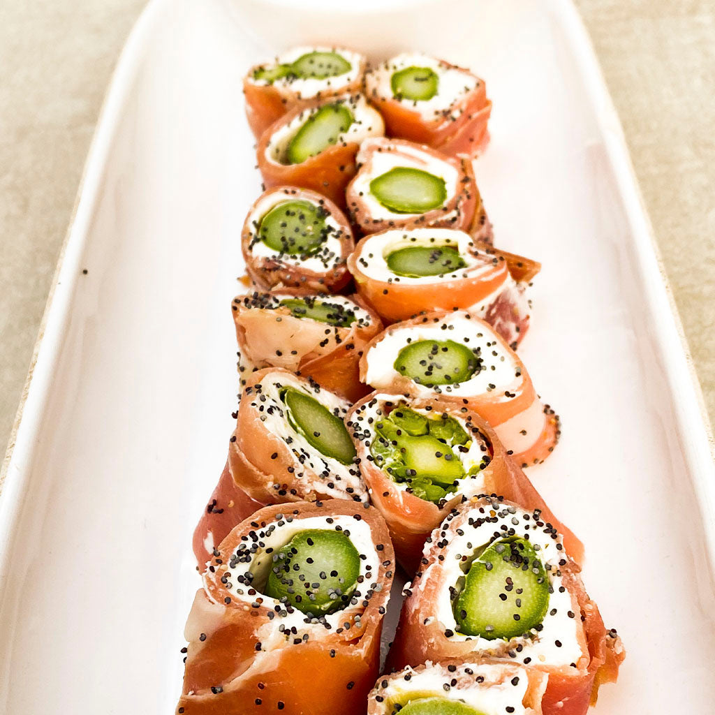 Rollos de jamón serrano con espárragos, queso crema y salsa de moras y Oporto
