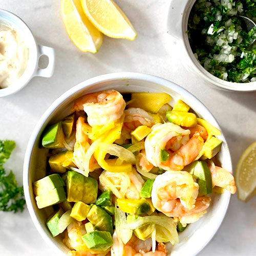 Ceviche de camarones, palta y mango