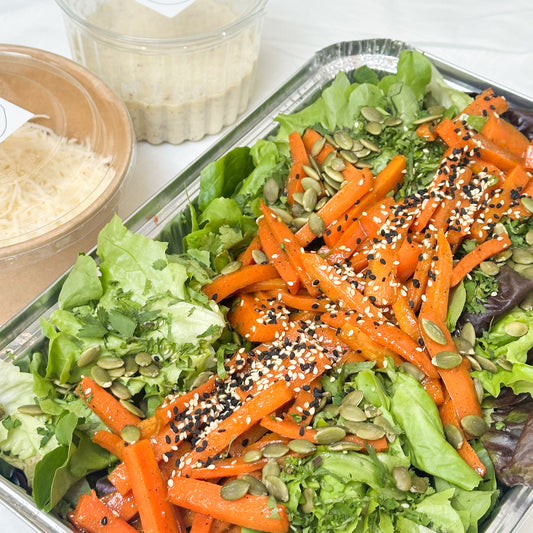 Ensalada de zanahorias thai, queso de cabra y semillas con aliño de yogurt y miel