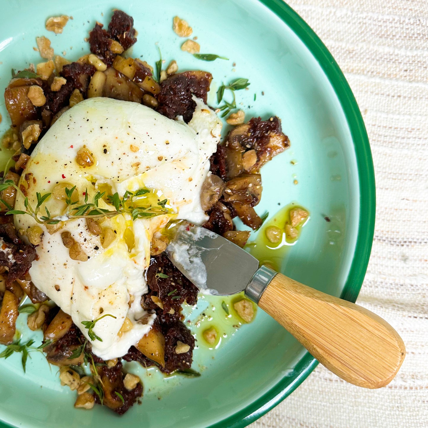 Burrata con setas y aceite de trufa