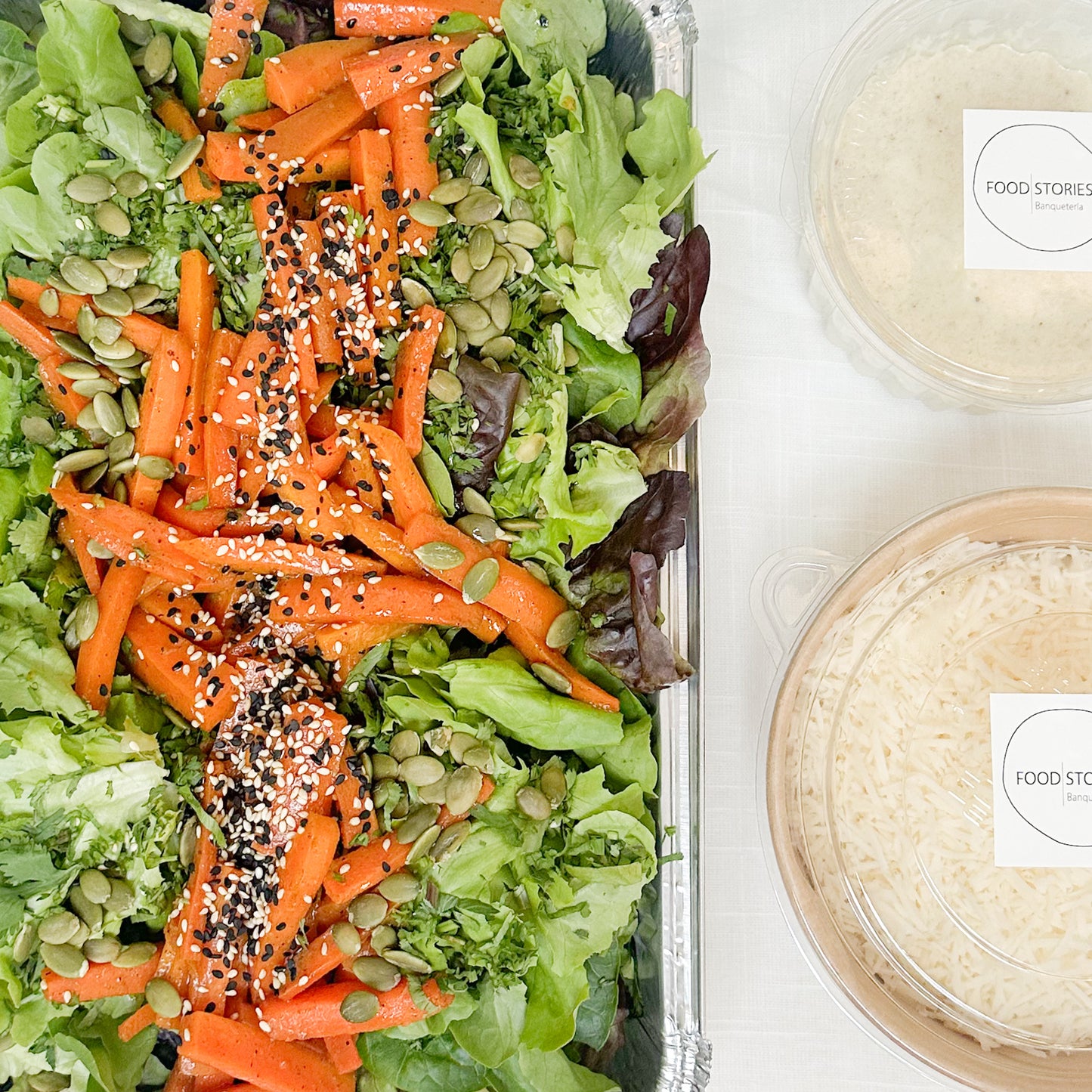 Ensalada de zanahorias thai, queso de cabra y semillas con aliño de yogurt y miel