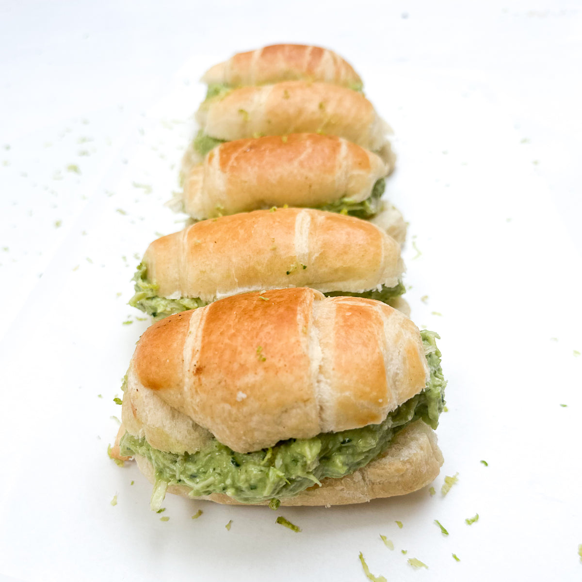 Sándwich en pan de hoja con pollo, palta y cilantro