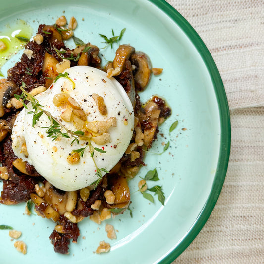 Burrata con setas y aceite de trufa