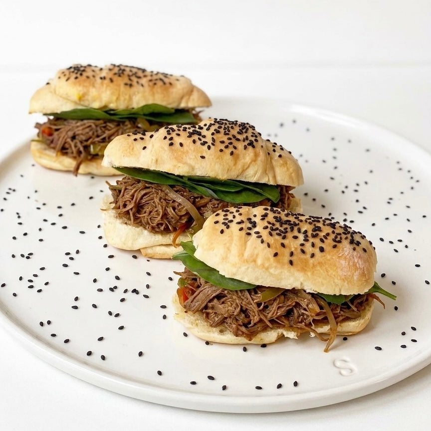 Sándwich en pan de hoja con carne mechada, queso, tomate deshidratado y nueces