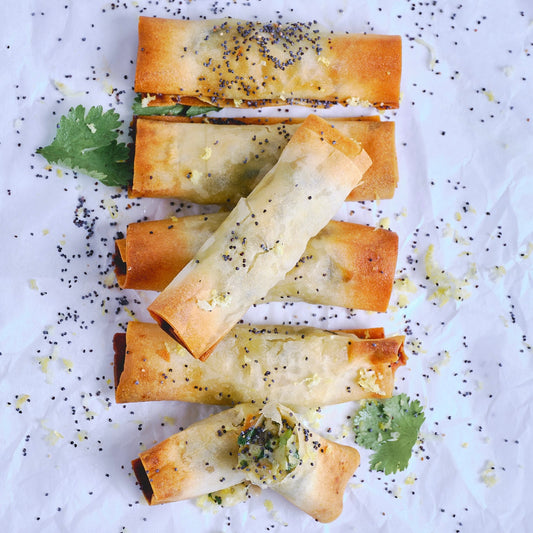 Rollitos de masa filo con alcachofa, queso de cabra y cilantro