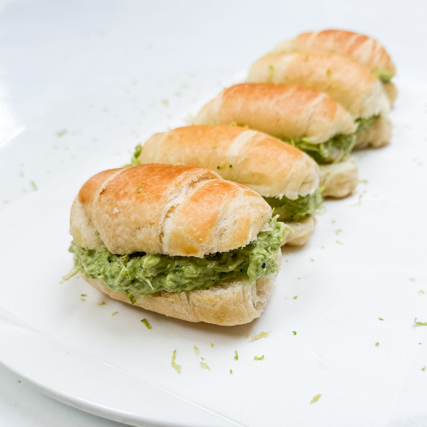 Sándwich en pan de hoja con pollo, palta y cilantro