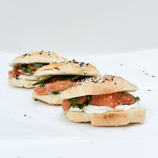Sandwich en pan de hoja con salmón marinado en mandarina, cilantro y queso crema