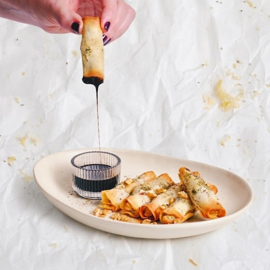 Rollitos de masa filo con queso azul, peras y nueces / Reducción de aceto
