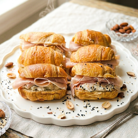 Sándwich con jamón de pavo, queso crema, almendras tostadas y albahaca