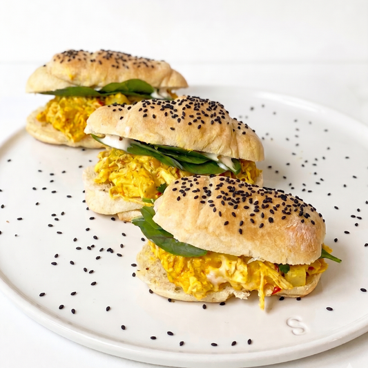 Sandwich en pan de hoja con pollo thai y albahaca