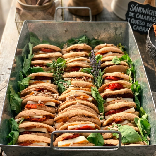 Sandwich en pan pita integral con pasta de zapallos asados, nueces, queso de cabra y rúcula