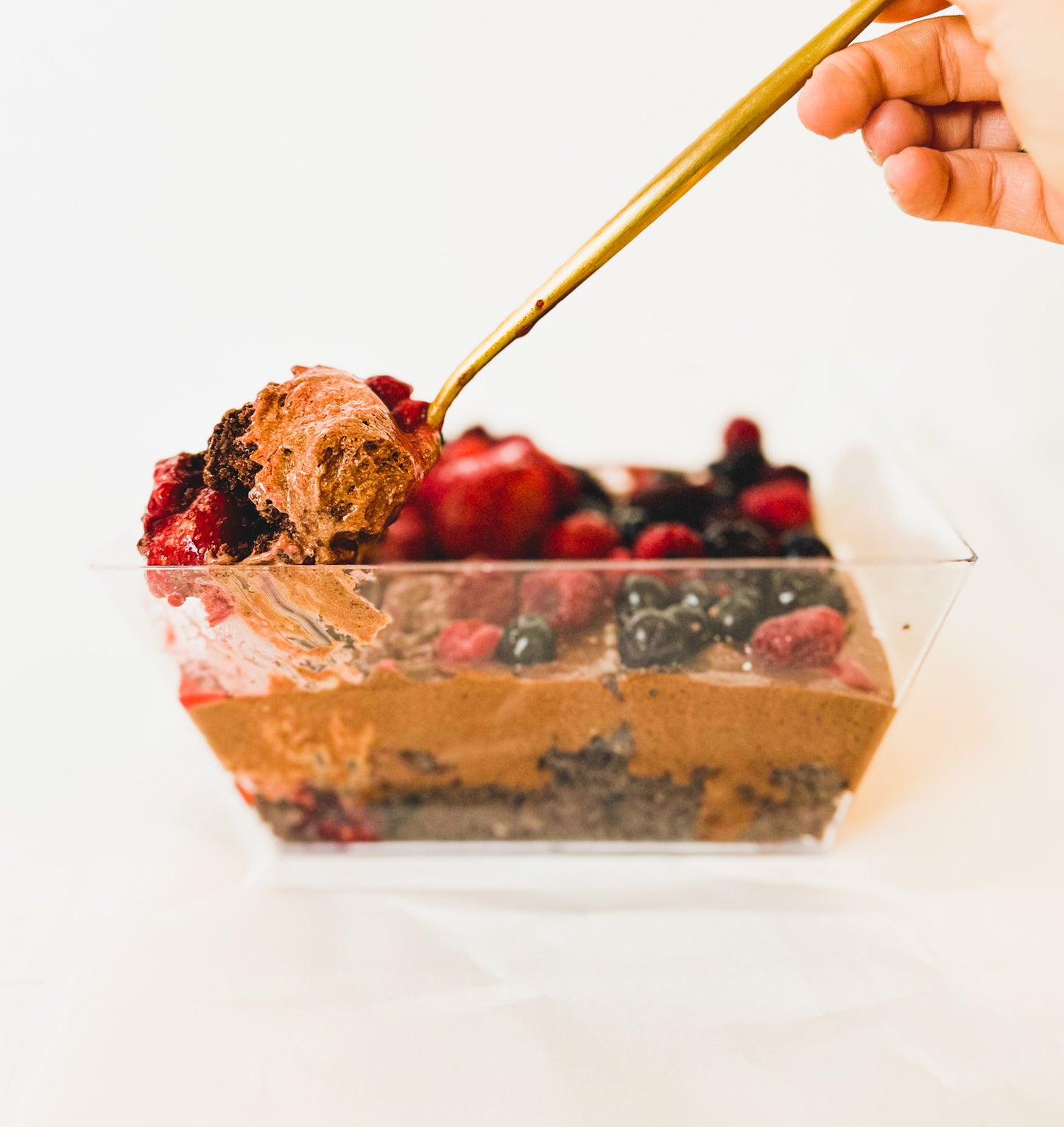 Parfait de chocolate amargo con base de brownie, berries y mandarina (familiar)